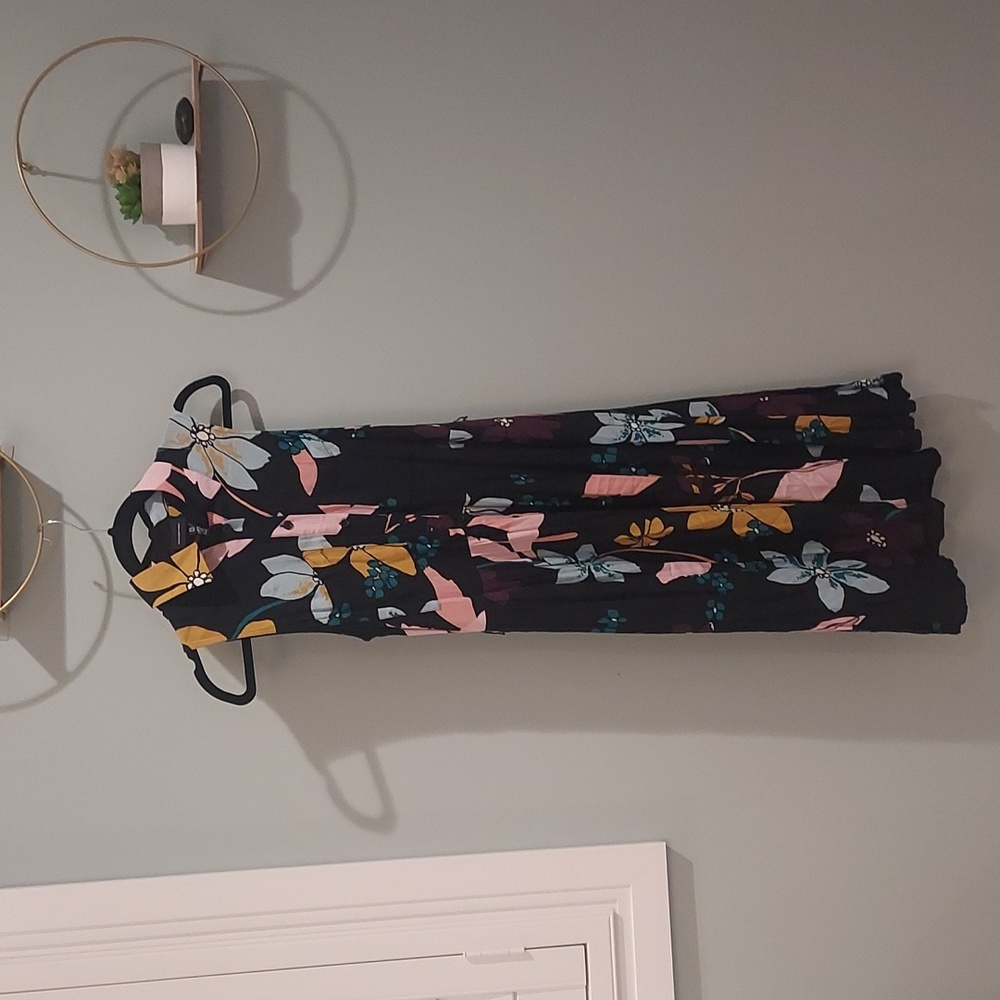 Floral sleeveless button down dress with collar. Size XS. Brand: who what wear